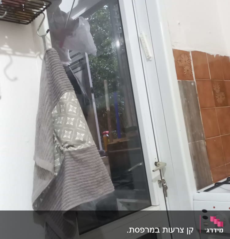 מדף עם תבלינים ליד חלון זכוכית